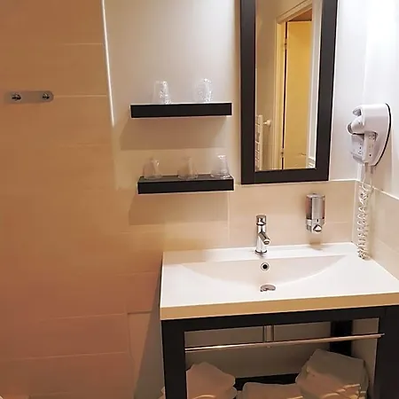 De La Baie Hotel 2*