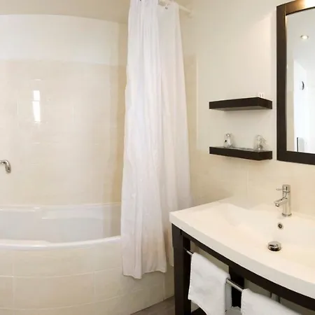 Hotel De La Baie 2*